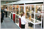 Asia International Arts & Antiques Fair 2006 presented Chinese state treasures and arts and crafts to buyers.