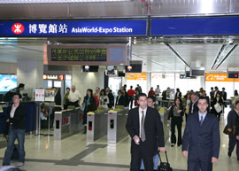 海外參展商及買家甫一抵達香港﹐便可乘搭約一分鐘車程的機場快線列車直達博覽館參與多個大型展覽。